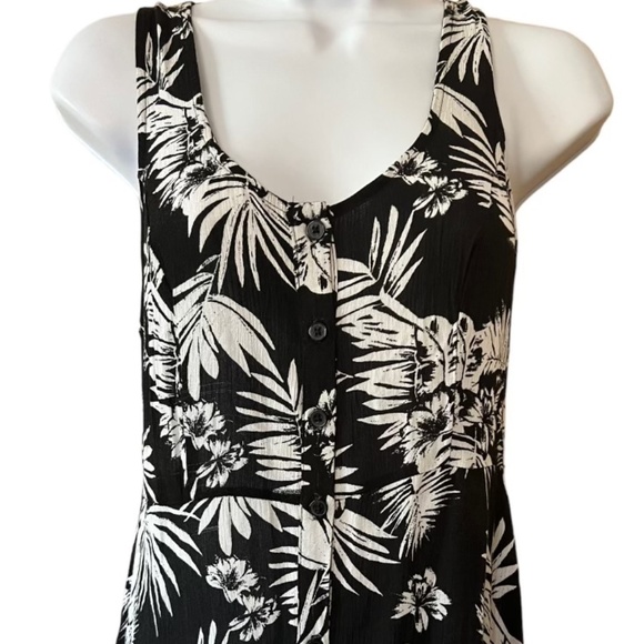 Forever 21 | Black and White Maxi Dress with Cross Back Detail - Picture 2 of 5